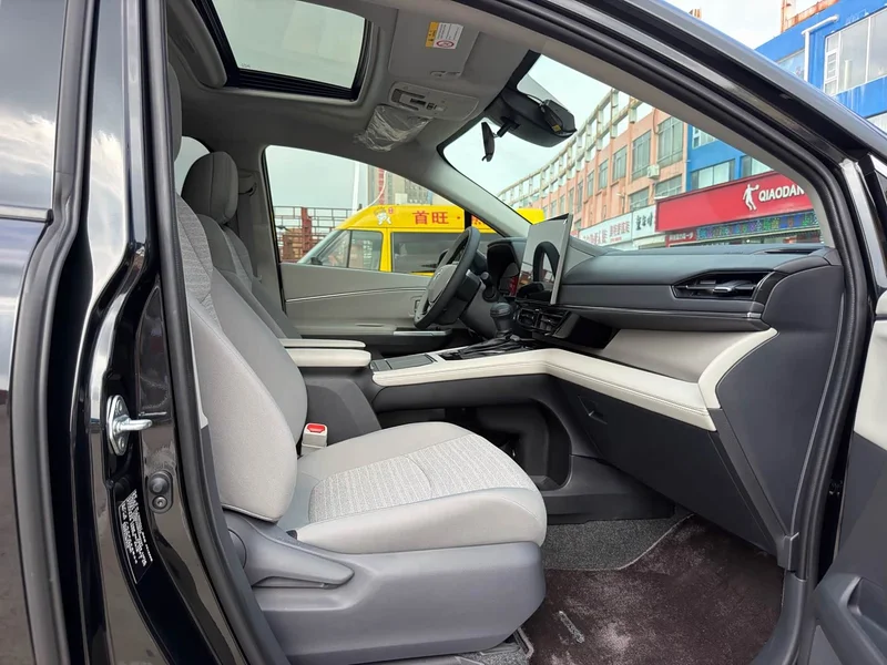 Toyota Sienna — фото 10