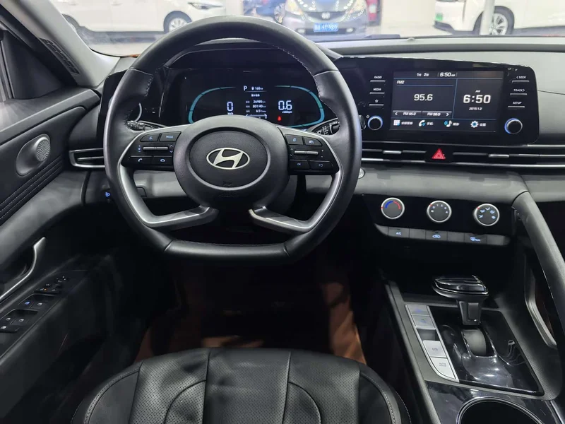 Hyundai Elantra — фото 9
