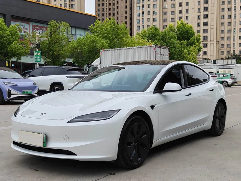 Tesla Model 3 — фото 1