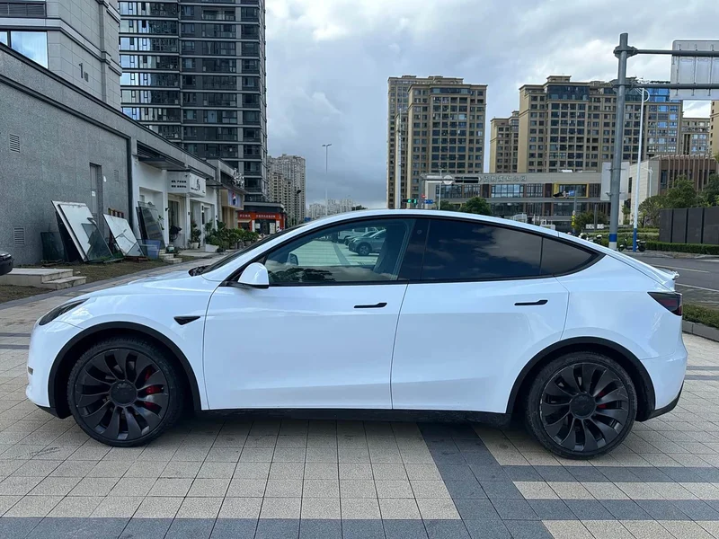 Tesla Model Y — фото 10