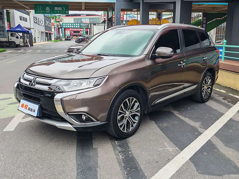 Mitsubishi Outlander — фото 1
