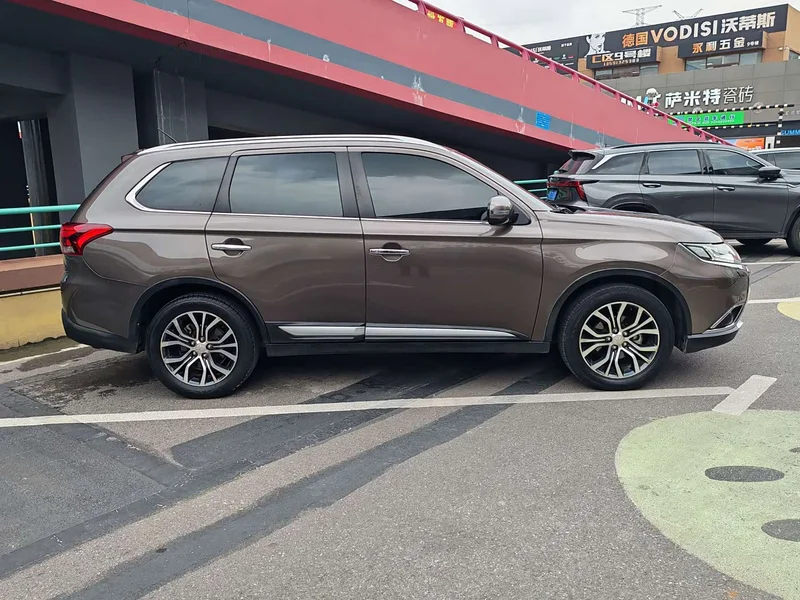Mitsubishi Outlander — фото 4
