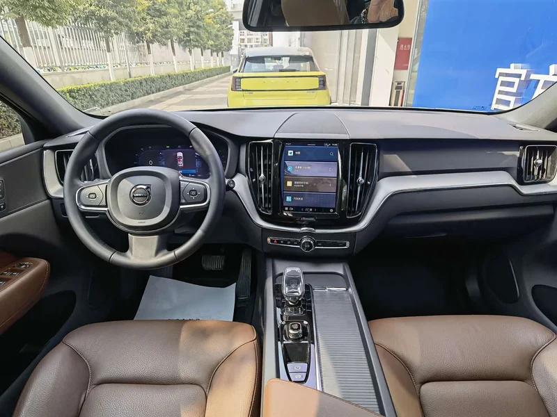 Volvo XC60 — фото 12