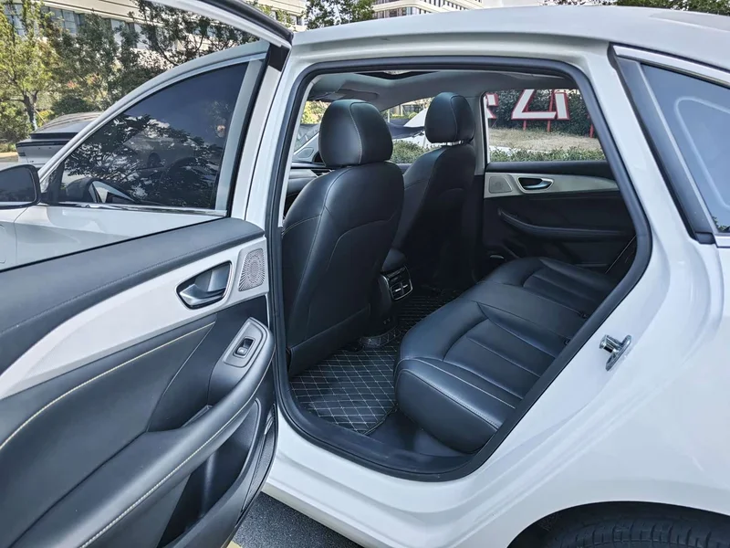 Roewe i6 MAX New Energy — фото 13