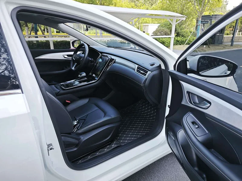 Roewe i6 MAX New Energy — фото 18