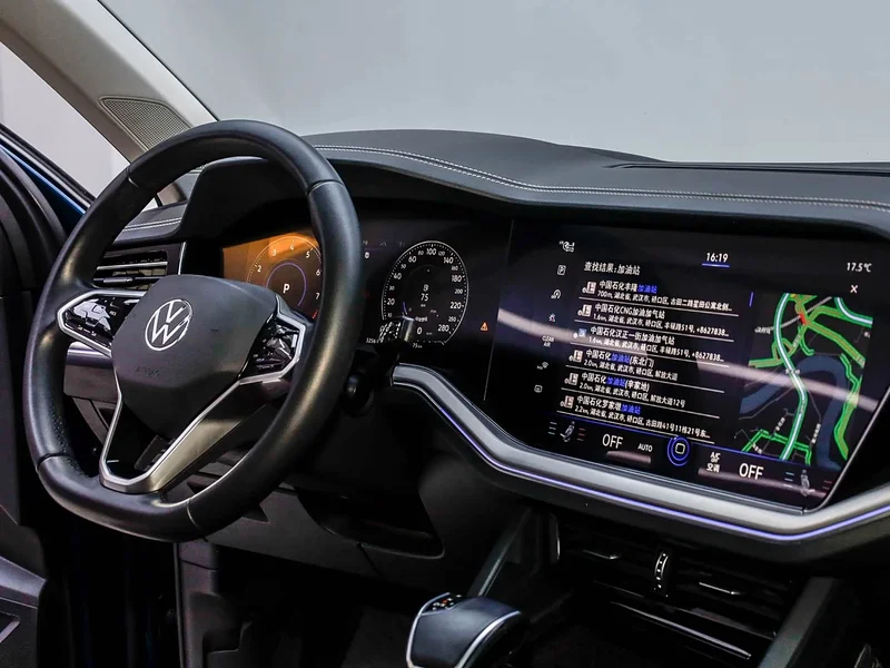 Volkswagen Touareg — фото 17