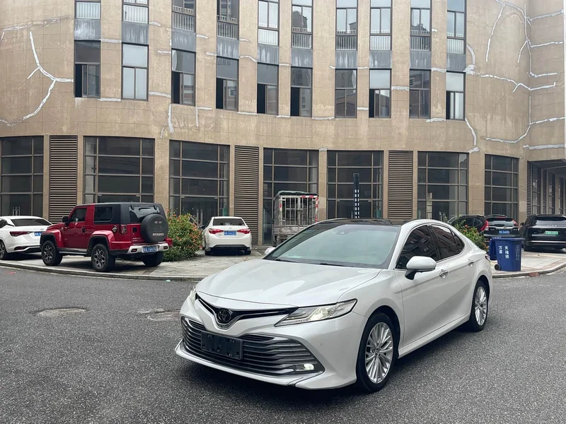 Toyota Camry — фото 1