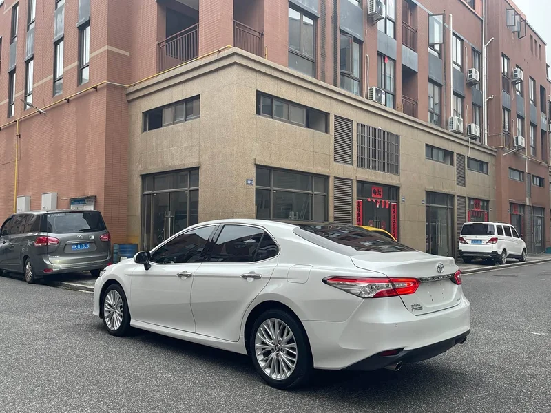 Toyota Camry — фото 3