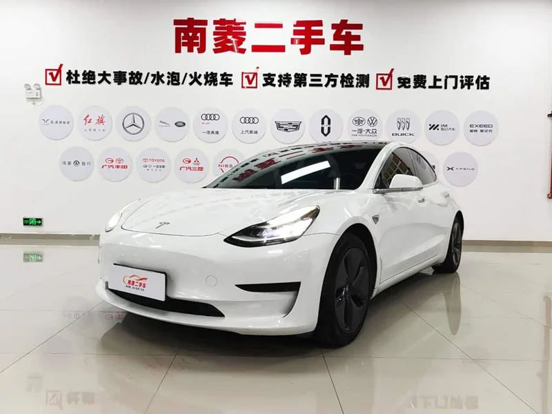 Tesla Model 3 — фото 1