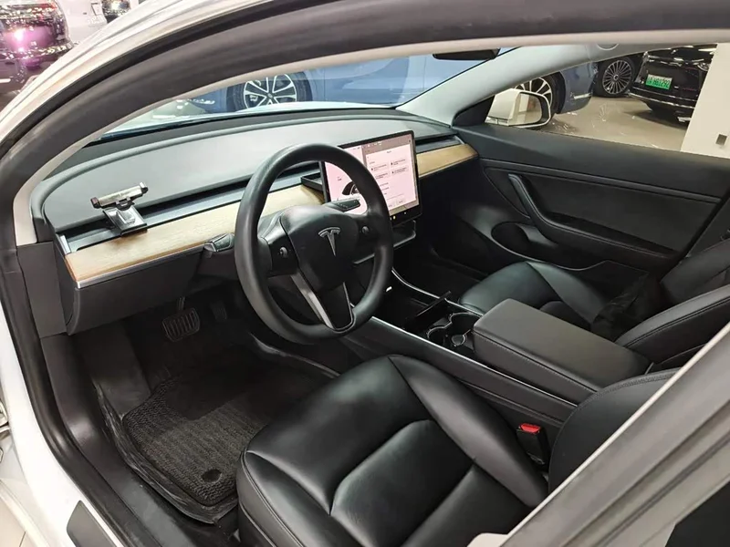 Tesla Model 3 — фото 10