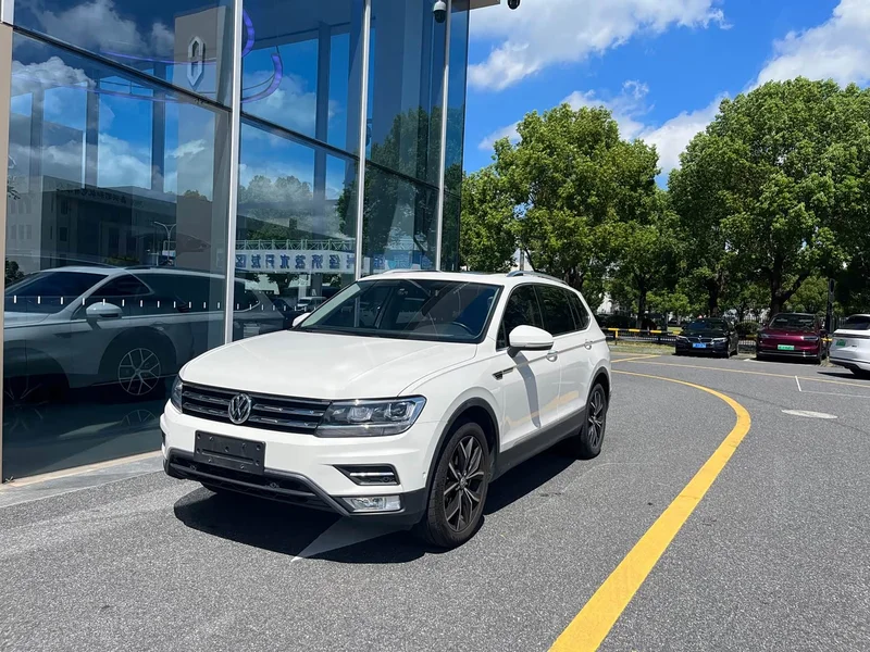 Volkswagen Tiguan L — фото 1