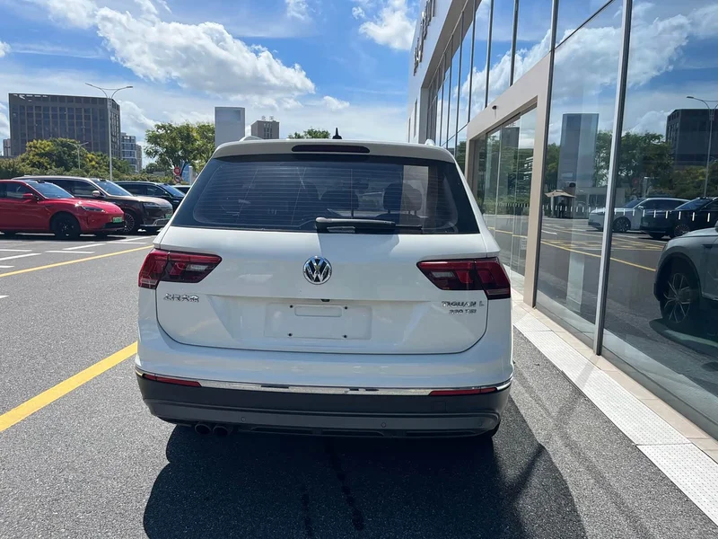 Volkswagen Tiguan L — фото 9