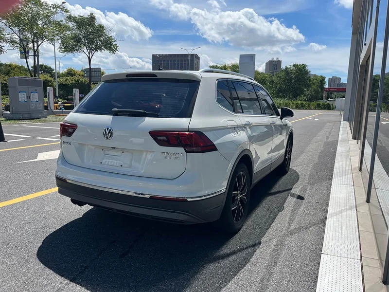Volkswagen Tiguan L — фото 10