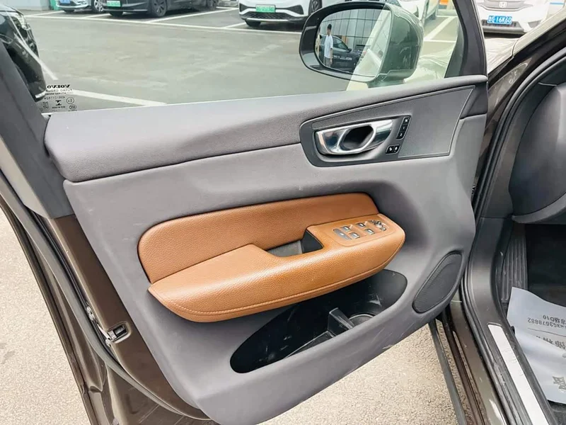 Volvo XC60 — фото 11