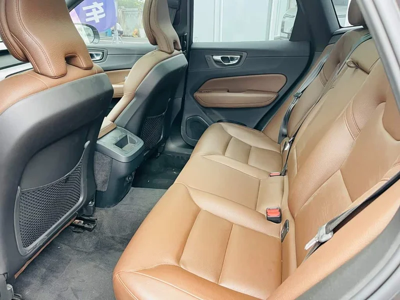 Volvo XC60 — фото 12