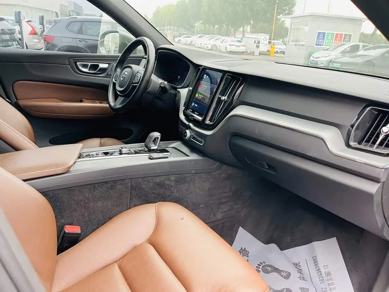 Volvo XC60 — фото 16