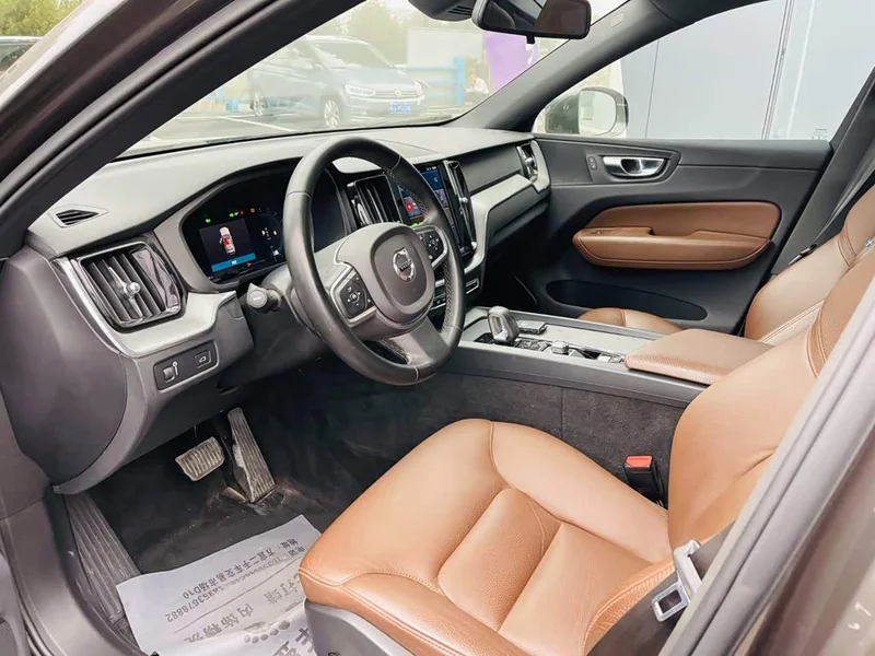 Volvo XC60 — фото 10