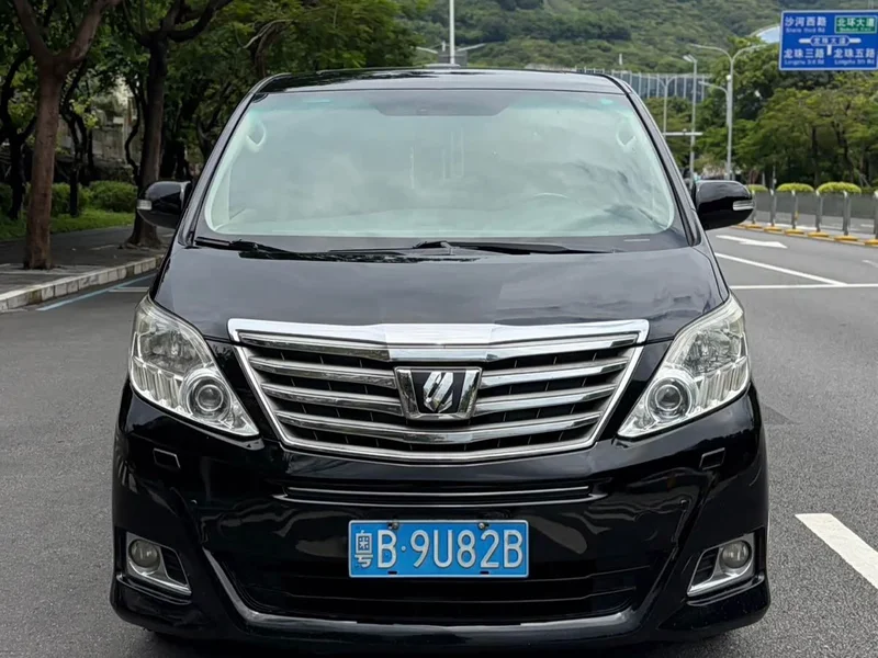 Toyota Alphard — фото 1