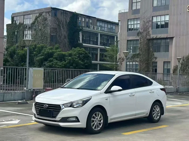 Hyundai Solaris — фото 1