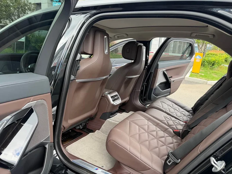 BMW i7 — фото 11