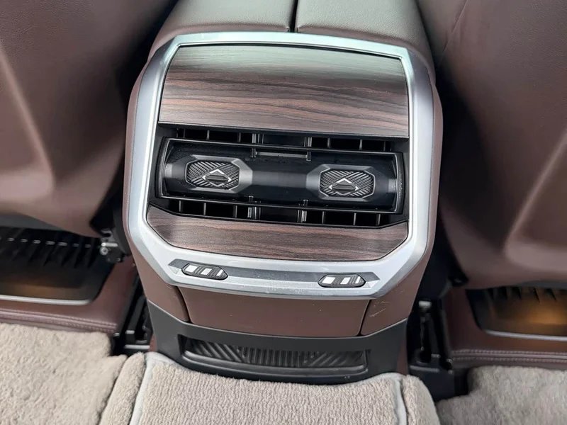 BMW i7 — фото 17