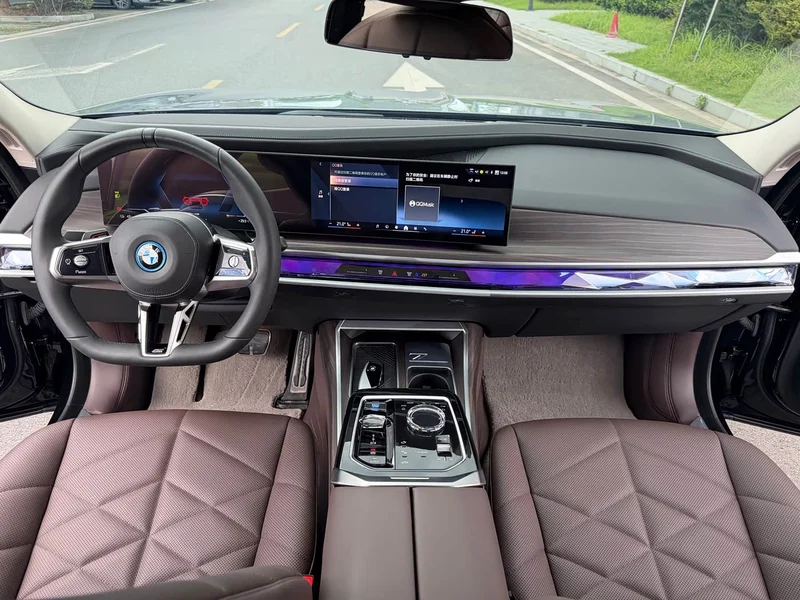 BMW i7 — фото 18