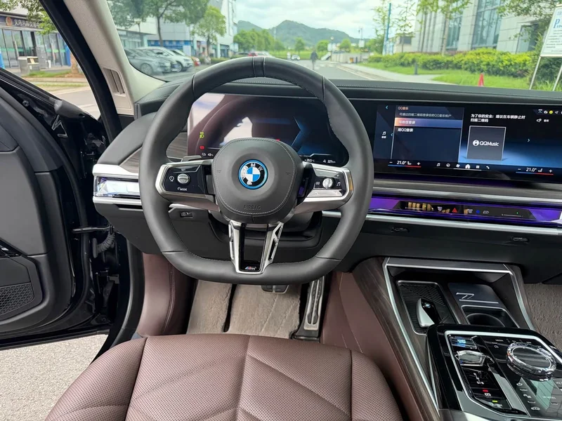BMW i7 — фото 19