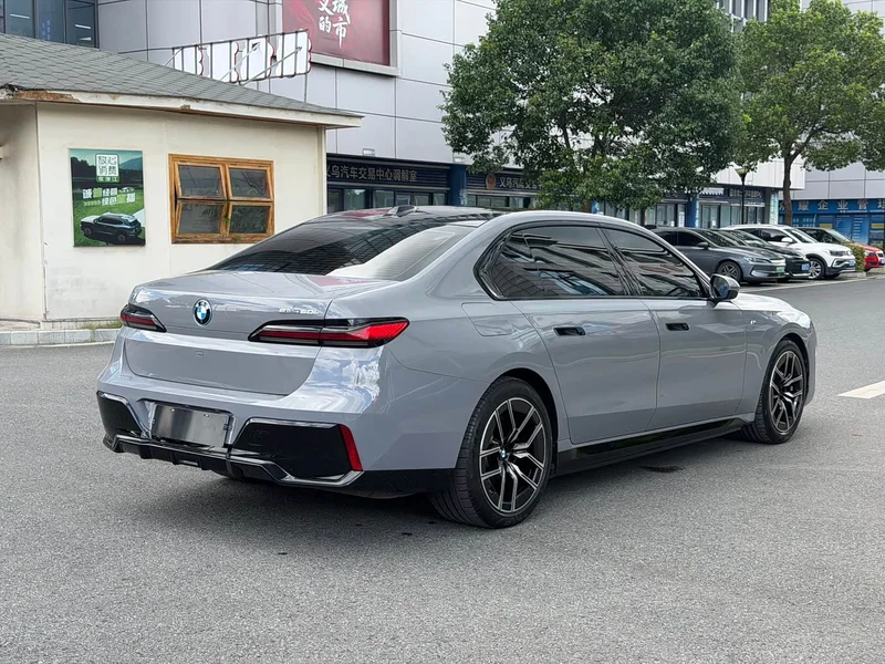 BMW i7 — фото 7