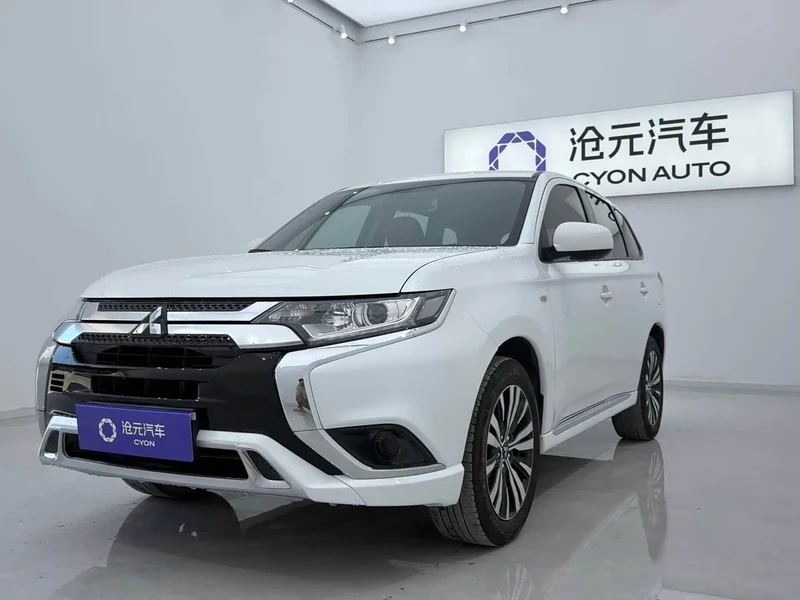Mitsubishi Outlander — фото 1