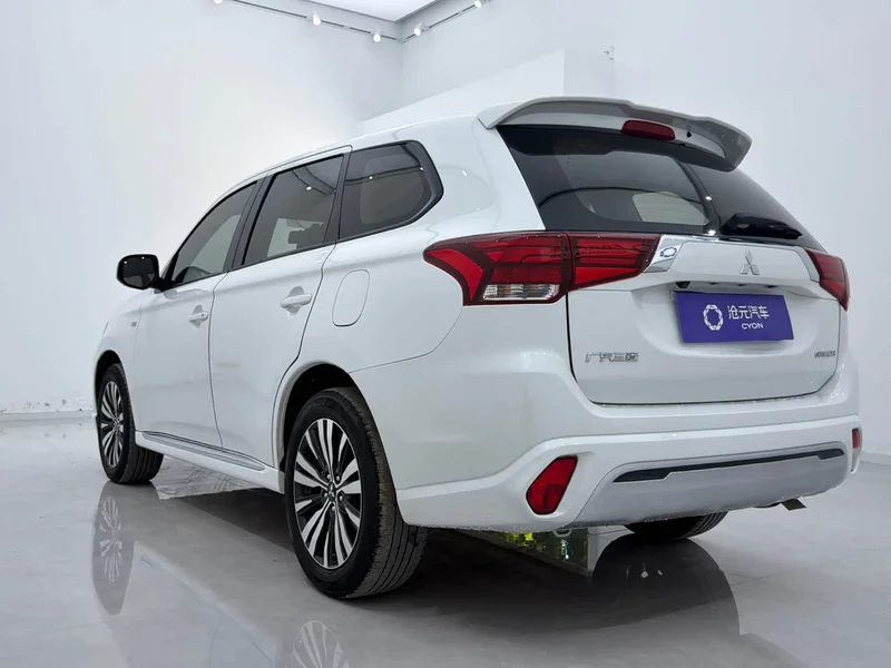 Mitsubishi Outlander — фото 4