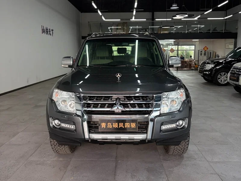 Mitsubishi Pajero (Imported)