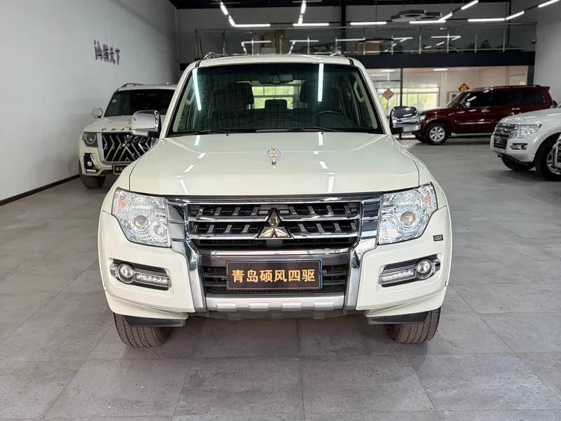Mitsubishi Pajero (Imported)