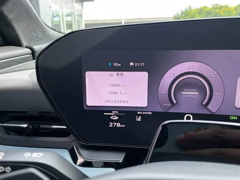 Audi Q6L e-tron — фото 19