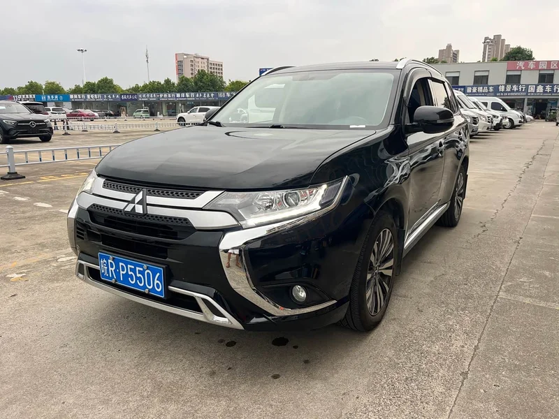 Mitsubishi Outlander — фото 1