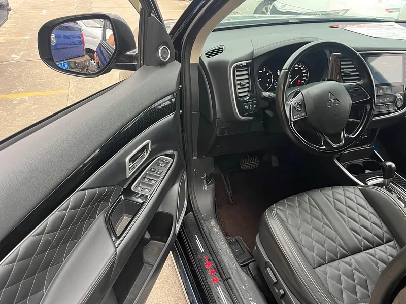 Mitsubishi Outlander — фото 14