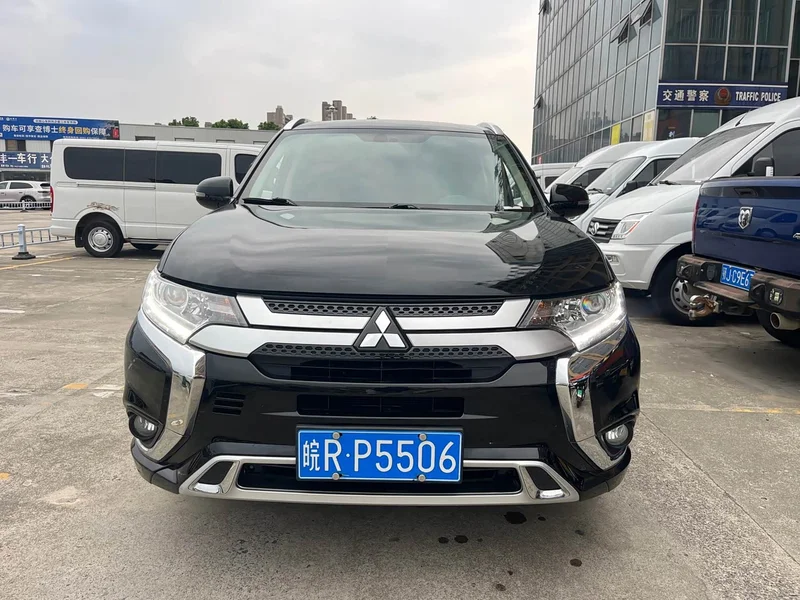 Mitsubishi Outlander — фото 2