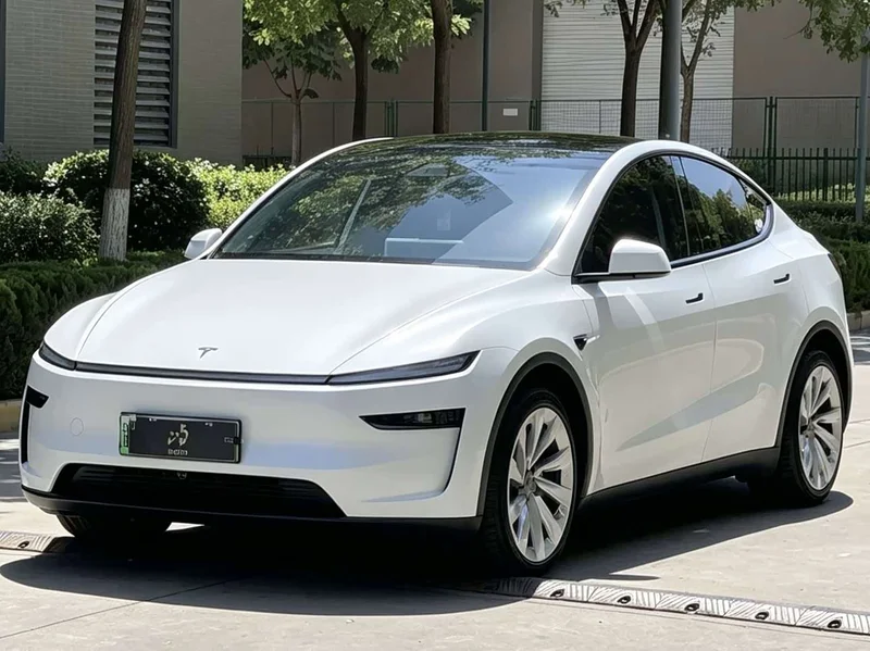 Tesla Model Y — фото 1