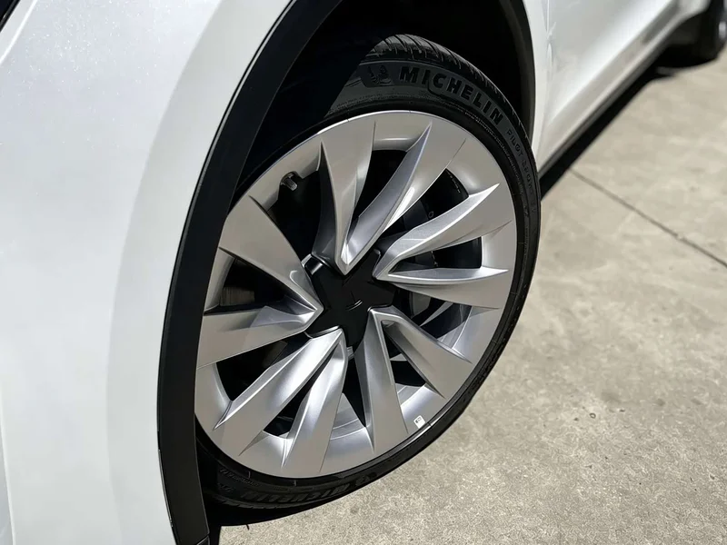 Tesla Model Y — фото 16