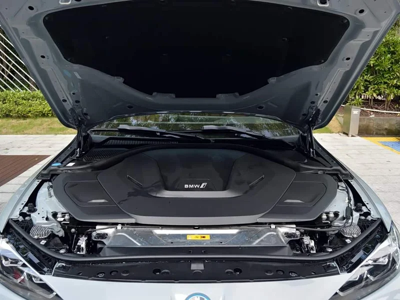 BMW i4 — фото 13