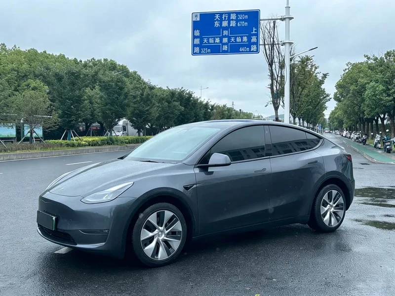 Tesla Model Y — фото 1