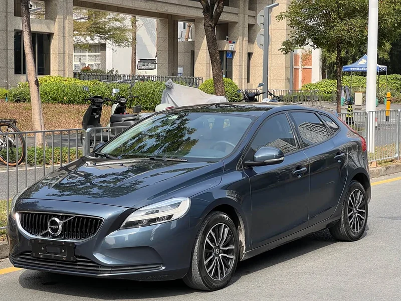 Volvo V40 — фото 1