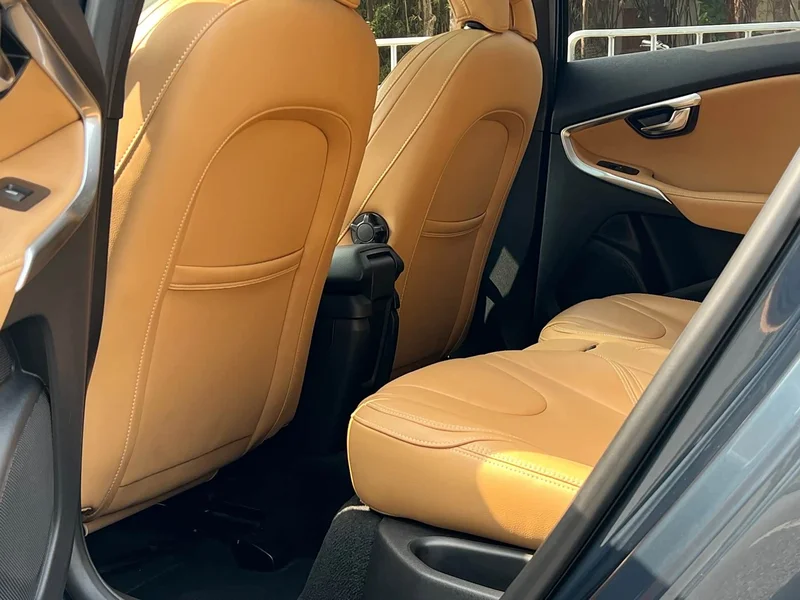 Volvo V40 — фото 11
