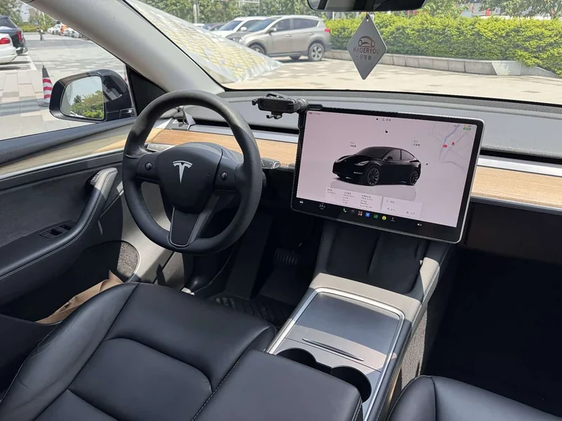 Tesla Model Y — фото 11
