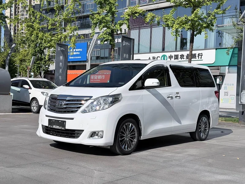 Toyota Alphard — фото 1