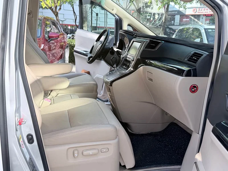 Toyota Alphard — фото 11
