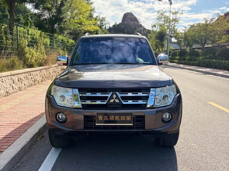 Mitsubishi Pajero (Imported)