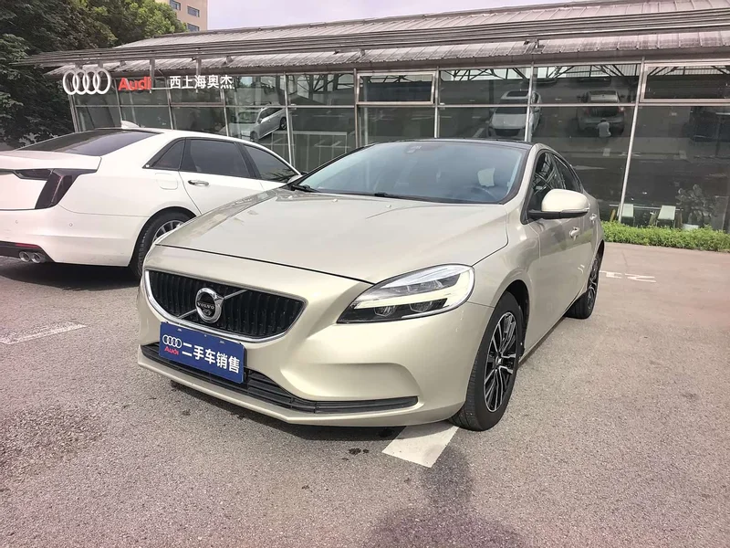 Volvo V40 — фото 1