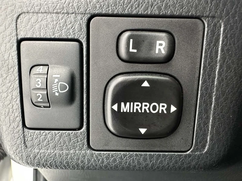 Toyota Yaris L — фото 12