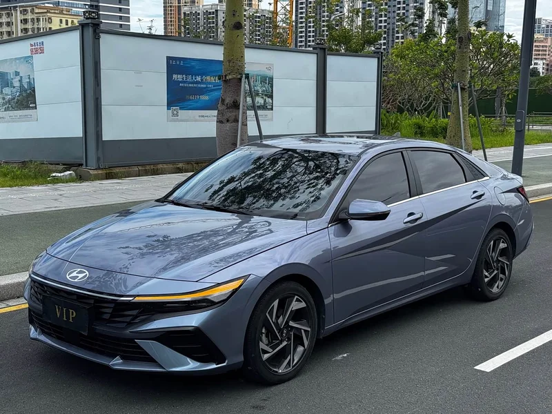 Hyundai Elantra — фото 1