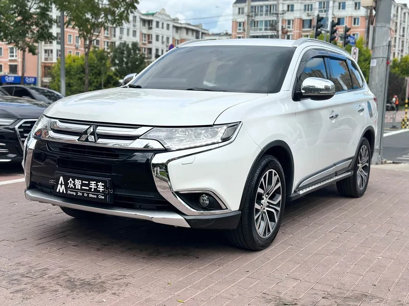 Mitsubishi Outlander — фото 1